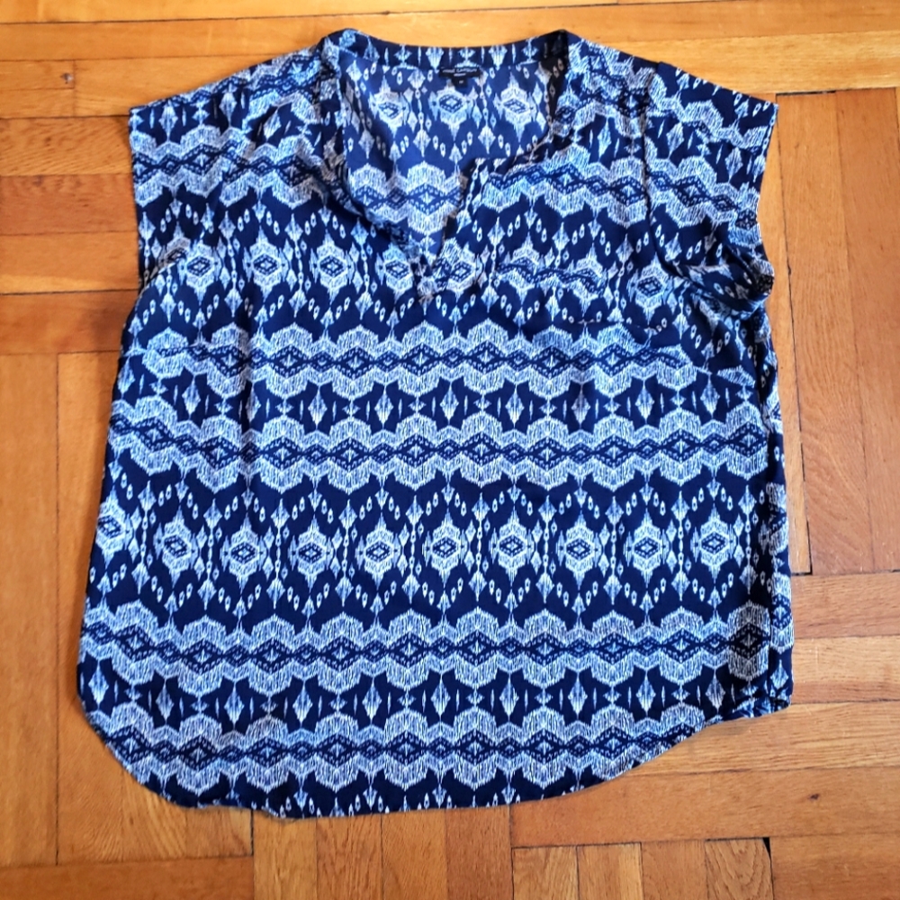 🥳3/$16🥳Lightweight navy blue & white design top.